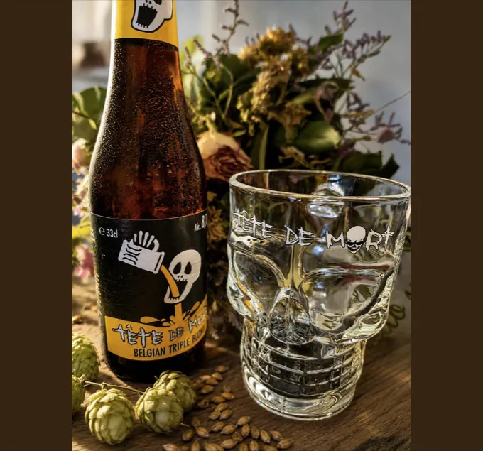 Une bière Tête de Mort et son verre en forme de crâne