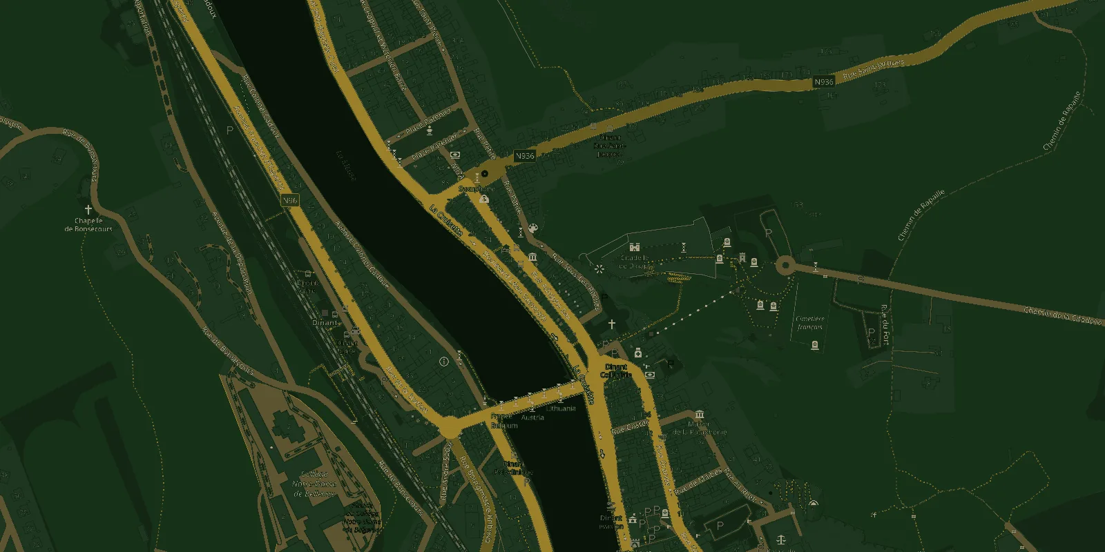 Plan du centre de Dinant : Au Fou de la Bille se trouve rue Adolphe Sax, le long de la Meuse