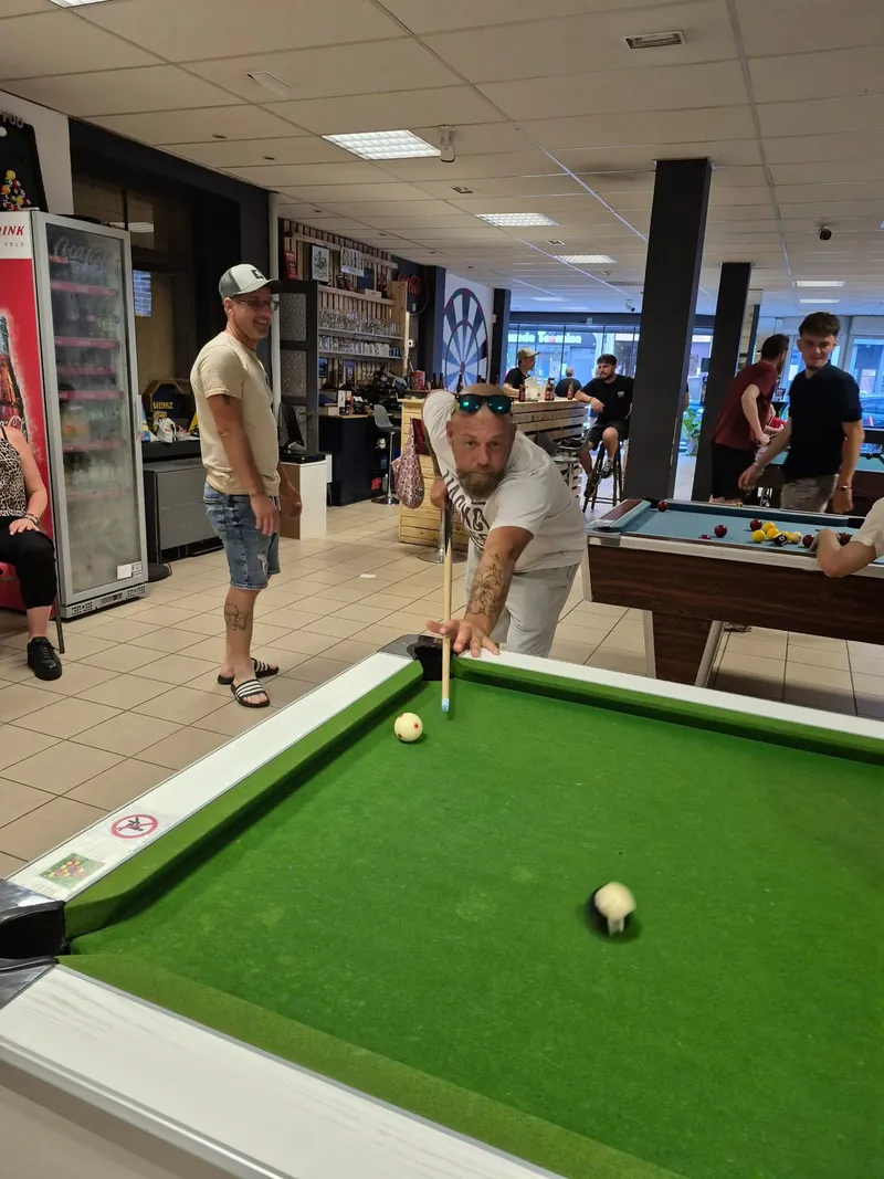 Gros plan sur une table de billard et une bille blanche