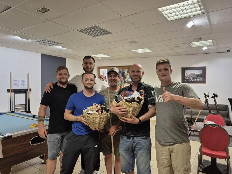 Les gagnants du tournoi posent avec leurs paniers garnis